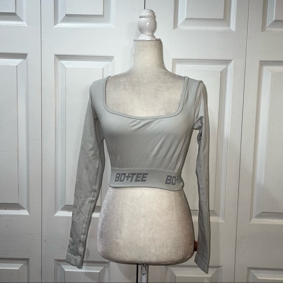 BO+TEE UPRIGHT Long Sleeve Crop Top In Grey - Picture 2 of 4